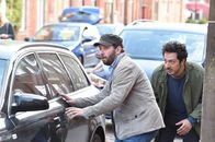 jerks. – Gehen die Freundinnen der Jerks etwa fremd? Christian (l.) und Fahri (r.) spionieren den Mädels nach und sind fassungslos, als sie sehen was hinter der ganzen Heimlichtuerei steckt ...