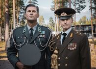 Californian Commando – Zur Pflege der Beziehungen mit Russland hat Major Miettinen (Tommi Korpela, l.) den russischen Major Poljakov (Andrei Tsumak, r.) zu einer Militärübung eingeladen. Miettinen hat dabei eine besondere Überraschung für Poljakov vorbereitet.