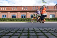TanzAlarm – Singa tritt ordentlich in die Pedale, damit TanzTapir noch pünktlich bei den TanzAlarm Kids und Volker ankommt.