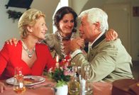 Hofrat Geiger – L-R: Marianne Mühlhuber (Christiane Hörbiger), Mariandl Mühlhuber (Birgit Stauber), Hofrat Dr. Martin Geiger (Peter Weck).