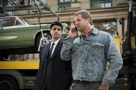 Der letzte Bulle – Micks (Henning Baum, r.) Baby kränkelt! Als ihm dann auch noch der Automechaniker mitteilt, dass sein geliebter Wagen nicht mehr zu retten ist, bricht für den taffen Polizisten eine Welt zusammen. Für Andreas (Maximilian Grill, l.) ist Micks Trauer nur schwer nachvollziehbar ...