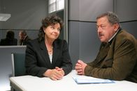 Die Rosenheim-Cops – Kommissar Hofer (Joseph Hannesschläger, r.) glaubt, dass Marga Tumblinger (Monika Baumgartner, l.) zur Mörderin wurde, um das Opfer zu beerben.