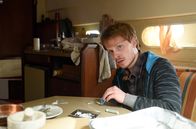 WaPo Bodensee – Der drogenabhängige Kevin Krause (Joscha Eißen), hört Geräusche von draußen.
