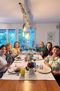 Mini Chuchi, dini Chuchi – Mini Chuchi, dini Chuchi Öppis usem Garte Folge 1 Vlnr: Die Teilnehmerinnen Laura, Monika, Fekrije, Pia, Andrina und Francesca 2024 Copyright: SRF