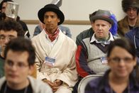 Community – Mit dem Erscheinen von Abeds (Danny Pudi, l.) Brieffreund Toby (Matt Lucas, r.), tauchen erste Probleme auf ...