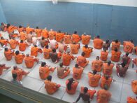 Lockdown - Hinter Gittern – Lockdown blickt hinter die Mauern des Hillsborough County Jail in Florida mit knapp 4000 Häftlingen und seinem Gefängnispersonal, das ständigen hinterhältigen Angriffen der gefährlichen Insassen ausgeliefert ist ...