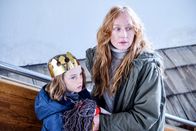 Schnee – Lucia (Brigitte Hobmeier) sind das Dorf und seine Bewohner unheimlich. Sie möchte wieder zurück in die Stadt, wo sie besser auf ihren Sohn Jonas (Paolo di Sapia) aufpassen kann.