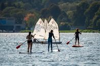 Die Ruhr - Vom Sauerland durchs Ruhrgebiet (WDR) (100% Reise & Fernweh) – Stand-up-Paddler und Segler auf der Ruhr in Essen. Der Baldeneysee ist einer von sechs Ruhrstauseen im südlichen Revier und für die Menschen der Region ein wichtiges Naherholungsgebiet