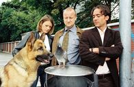 Kommissar Rex – Diesmal müssen Marc (Alexander Pschill, r.), Niki (Elke Winkens, l.), Kunz (Martin Weinek, M.) und Rex in einem reichlich ungewöhnlichen Fall ermitteln: Eduard Ettrich, Präsident eines Taubenzüchterverbandes, wurde von seiner mit einer Briefbombe präparierten Lieblingstaube Elli in den Tod gerissen ...