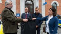 Die Rosenheim-Cops – Polizeidirektor Achtziger (Alexander Duda, 2.v.l.) und Polizeihauptmeister Mohr (Max Müller, 2.v.r.) verfolgen amüsiert das Gespräch von Hauptkommissar Stadler (Dieter Fischer, l.) und dessen Frau Hilde (Isabel Mergl, r.).