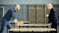 Polizeiruf 110 – Der Oberstufenlehrer Rainer Zerbe (Rainer Sellien) widersetzt sich dem autoritären Führungsstil der Schuldirektorin Bärbel Strasser (Corinna Kirchhoff).