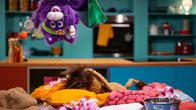 Unser Sandmännchen – MiWau versucht die Bonbons auf Moppis Schlafplatz zu klauen.