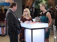 The Big Bang Theory – Penny (Kaley Cuoco, r.) gesteht Bernadette (Melissa Rauch, M.) auf einer Firmenveranstaltung, dass die Kollegen Angst vor ihr haben, weil sie richtig fies sein kann. Bernadette ist erschüttert und kann es zunächst gar nicht glauben - bis sie sich mit Personalchef Dan (Stephen Root, l.) unterhält ...