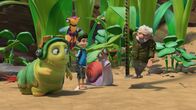 Insectibles – Staunend sehen Chowser, Willow, Zak und Syd dabei zu, wie Gramps sich auf einem Maßband abseilt.