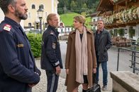 Der Bergdoktor – Nach den schweren Vorwürfen der unterlassenen Hilfeleistung kommt es für Herbert Sattler (Oliver Stritzel, 2.v.l.) noch schlimmer: Seine Tochter Eva (Rike Schmid, 2.v.r.), mit der er seit Jahren keinen Kontakt mehr hat, vertritt die Gegenseite. Dr. Martin Gruber (Hans Sigl, r.) und Thomas Brunner (Roland Silbernagl, l.) beobachten dies mit Sorge.