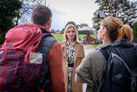 Sturm der Liebe – Katja (Isabell Stern, M.) begegnet Markus’ (Timo Ben Schöfer, l.) und Alexandras (Daniela Kiefer, r.) Vertrautheit mit gemischten Gefühlen.