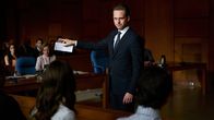 Suits – Mike (Patrick J. Adams) baut in Absprache mit Harvey auf eine Notfallstrategie, um den Fall doch noch zu gewinnen und einer Haftstrafe zu entgehen.