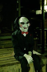 SAW II – Der Serienmörder Jigsaw (Tobin Bell) entführt unmoralische Menschen, die angeblich ihr Leben nicht zu schätzen wissen. Seine Methoden, diese Menschen vom Wert des Lebens zu überzeugen, sind jedoch äußerst fragwürdig....
