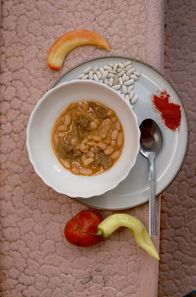 Zu Tisch ... – Das Bohnengericht Gravče ist für die Roma eine Suppe und für manche Mazedonier eine Art Auflauf.