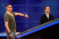 Gefragt - Gejagt – Moderator Alexander Bommes (r.) mit dem Kandidaten Steffen Hendrik Pein (l.).