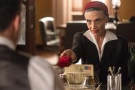 Velvet – Isabel (Angela Molina) macht Alberto (Miguel Ángel Silvestre) ein sehr persönliches Geschenk.
