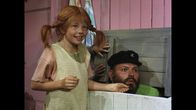 Astrid Lindgren:: Pippi Langstrumpf – Tante Prusselius hat Efraim Langstrumpf in seiner Kiste doch noch entdeckt und macht nun die Bekanntschaft von Pippis (Inger Nilsson) leibhaftigem Vater (Beppe Wolgers).