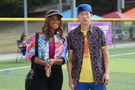 Single Parents – Poppy Banks (Kimrie Lewis, l.); Miggy Park (Jake Choi, r.)