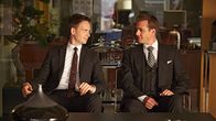 Suits – Mike (Patrick J. Adams, l.) und Harvey (Gabriel Macht, r.) zeigen sich für einen Moment entspannt – doch der nächste Fall wirft bereits seine Schatten voraus. In der Kanzlei bahnen sich neue Machtspiele an.