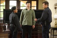 The Rookie – Nolan (Nathan Fillion, r.) und Harper (Mekia Cox, l.) helfen Randy (Flula Borg, M.) bei seinem ersten Auftrag als Kopfgeldjäger. Doch schnell wird klar: der Auftrag wird kein Spaziergang.