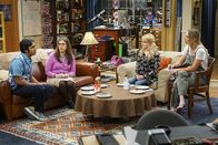 The Big Bang Theory – Raj (Kunal Nayyar, l.) erklärt Amy (Mayim Bialik, 2.v.l.) und Bernadette (Melissa Rauch, 2.v.r.), dass er bei Penny (Kaley Cuoco, r.) und Leonard ausziehen möchte, um sein Leben wieder in den Griff zu bekommen ...