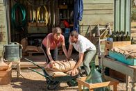 Ein Sommer in Istrien – Fußballscoutin Anne Schuster (Sophie Pfennigstorf, l.), entdeckt in dem 12-Jährigen Matija ein Supertalent. Sein Vater Darijo glaubt, Anne habe nur deshalb alte Gefühle wieder aufgewärmt. Zoran (Tim Borys, r.) wiederum ist darüber verletzt - denn er hat sich in Anne verliebt.