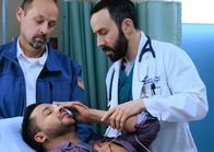 Atlanta Medical – Der Gigolo Channing Brewster (Jai Rodriguez, liegend) wird mit Glassplittern im Auge eingeliefert, doch das scheint nicht alles zu sein. Kann Irving (Tasso Feldman, r.) ihm helfen?