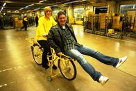 Grips Englisch – Moderatoren Camilla Smith und Michael Meisenzahl im Nürnberger Postverteilzentrum.