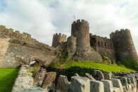 Gordon Ramsay: Kulinarischer Showdown – Conwy Castle in Wales, Außen- und Innenansicht der Stadt Conwy