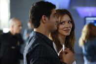Scorpion – Während Walter (Elyes Gabel, l.) und Paige (Katharine McPhee, r.) versuchen, alle Menschen im Krankenhaus zu retten, wird Megan immer schwächer. Bekommt Walter noch eine letzte Chance, seine Schwester lebend zu sehen?
