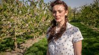 Altes Land - Ankommen – Vera von Kamcke (Maria Ehrich) ist verzweifelt, als ihre Mutter sie auf dem Hof ihres Stiefvaters Karl Eckhoff im Alten Land zurück lässt.