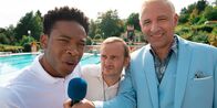 Beckenrand Sheriff – Auch das Lokalfernsehen mit Reporter Kai Haffner (Rocko Schamoni, r.) berichtet über die Aktivitäten von Sali (Dimitri Abold, l.) und Karl (Milan Peschel, M.) zur Erhaltung des alten Freibads.
