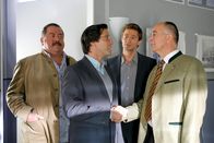 Die Rosenheim-Cops – Der Sachverständige Martin Fröhlich (Christof Arnold, 2.v.l.) unterstützt die Kommissare Hofer (Joseph Hannesschläger, l.) und Hansen (Igor Jeftic, 2.v.r.) sowie Polizeichef Gert Achtziger (Alexander Duda, r.).