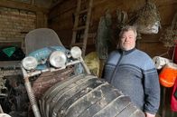 Strände Europas – Fischer Zolenas hat sein Riesenmotorrad speziell für die Eisfischerei umgebaut.