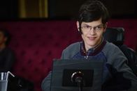 Speechless – JJ (Micah Fowler) ist enttäuscht von seiner Familie, weil sie seine Zukunft planen, ohne dass er dabei ist und haut deshalb ab ...