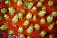 Zu Tisch ... – Die gefüllten Zucchiniblüten werden in einer Tomatensoße gekocht.