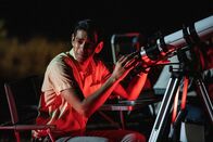 Death in Paradise – Während einer astronomischen Beobachtung bemerkt Sunil Singh (Amit Shah) etwas Beunruhigendes.