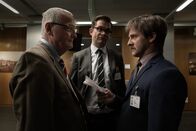 Hindafing – Fraktionsvorsitzender Bauer (Christian Hoening) präsentiert Alfons Zischl (Maximilian Brückner) seine neue Linie. Von links: Fraktionsvorsitzender Bauer (Christian Hoening), Michael Schrüll (Christian Lex) und Alfons Zischl (Maximilian Brückner).
