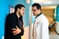 Bettys Diagnose – Mirkos (Tobias van Dieken, l.) kriminelle Machenschaften drohen aus dem Ruder zu laufen. Als er von ehemaligen Auftraggebern angeschossen wird, bittet er seinen Bruder Dr. Tom Koopmann (Tobias Licht, r.), ihm einen Totenschein auszustellen.