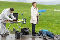 Die Rosenheim-Cops – Rechtsmedizinerin Dr. Elena Dimos (Anastasia Papadopoulou) hat bereits erste Erkenntnisse zum Tod des Biathleten .