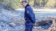 Totenfrau – Massimo (Felix Klare) steht beim Fundort der Leiche und sieht Blum ankommen.