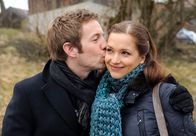 Sturm der Liebe – Markus (Tobias Dürr, l.) überrascht Eva (Uta Kargel, r.) mit einer Wohnungsbesichtigung.