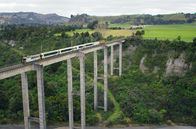 Mit dem Zug ... – Der Rangitikei-Viadukt in der Nähe von Wellington: Seine Pfeiler stehen auf Dämpfern, die im Falle eines Erdbebens auf eine Seite kippen, aber nicht einstürzen.
