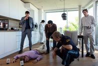Die Rosenheim-Cops – Polizeihauptmeister Mohr (Max Müller, 2.v.r.) und Luis Sprenger (Robert Ludewig, r.) von der Spurensicherung erläutern den Kommissaren Hansen (Igor Jeftić, l.) und Kaya (Baran Hêvî, 3.v.l.), wie das Opfer (Komparse, liegend) zu Tode kam. Im Hintergrund arbeitet eine Spurensicherin (Komparsin).