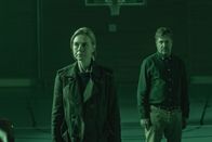 Cryptid – Axel (Johan Hedenberg) und Petra (Angelina Håkansson) stecken unter einer Decke.
